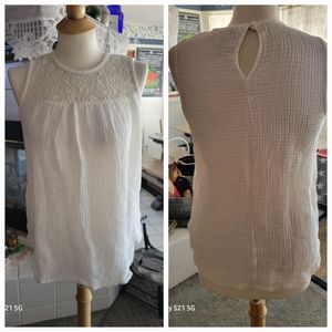 Knox Rose cream & lace sleeveless Crinkle blouse Medium